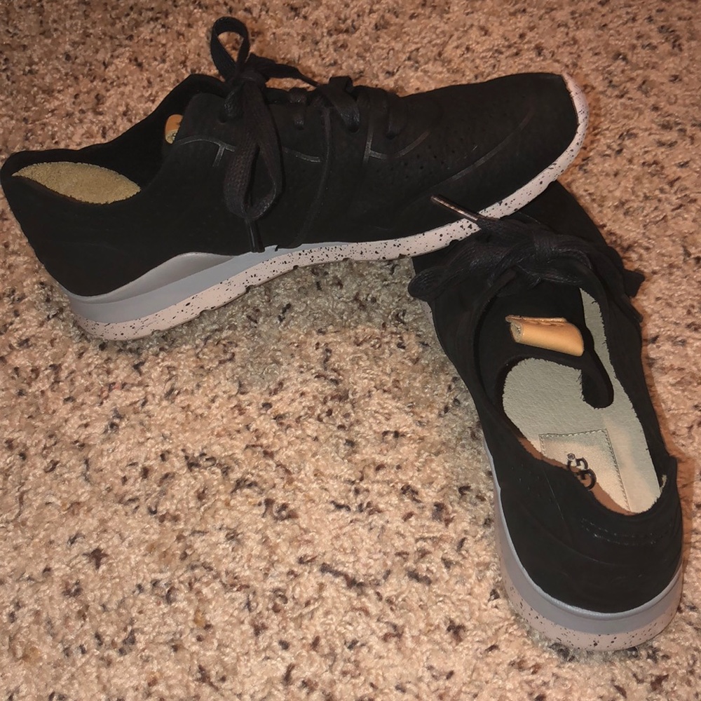 Worn twice. UGG women’s TYE fashion sneaker 👟